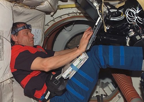 Christer Fuglesang bei der Arbeit, Bild: NASA Christer Fuglesang bei der Arbeit, Bild:
NASA