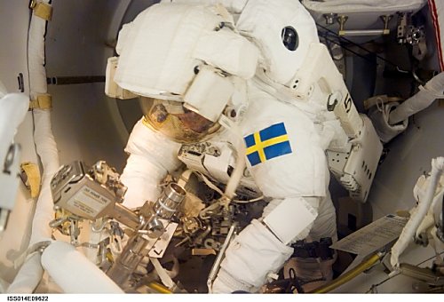 Christer Fuglesang bei der Arbeit, Bild: NASA Christer Fuglesang bei der Arbeit, Bild:
NASA
