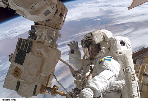Christer Fuglesang bei der Arbeit, Bild: NASA Christer Fuglesang bei der Arbeit, Bild:
NASA