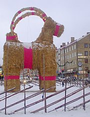 Bild: Christian Gidlöf, Wikipedia
http://de.wikipedia.org/wiki/Bild:Gavle_christmas_billy_goat.jpg